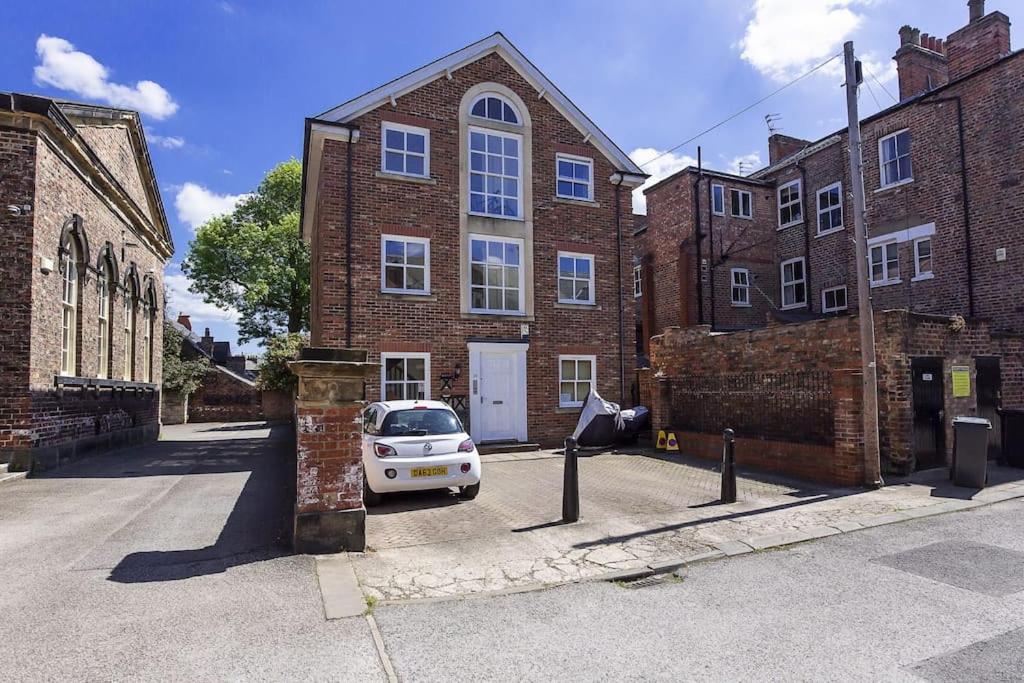 Loveyork Priory Apartment - Central With Parking Buitenkant foto
